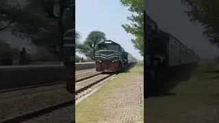8dn Tezgam #railtrack #railway #viralvideo #railwaycontent #train #highspeedtrain