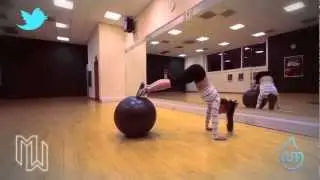 Female Fitness Videos - ABDOMINAL CURL + PIKE - [Week 22] [@MaxWellnessPT]