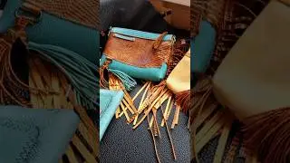 создаю черную сумку и любуюсь другими🤣 #leather #leathercraft #handmade #leatherbag #bag #bags