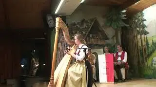 Song on the Tyrolean Folk Harp performed by the Gundolf Family in Innsbruck / Austria.