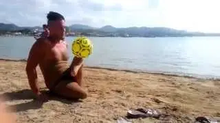 Ibiza, Ragazzo amputato palleggia