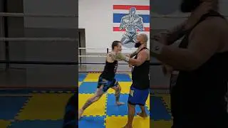 Golpe na traqueia t&eacute;cnica de Muay Boran 🇹🇭.