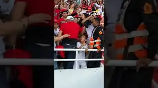 الياميق يهدي قميصه لأحد الجماهير قبل لقاء أسود الأطلس بالرأس الأخضر