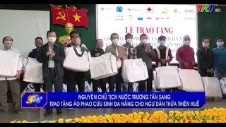 Nguy&ecirc;n Chủ tịch nước Trương Tấn Sang trao tặng &aacute;o phao cứu sinh đa năng cho ngư d&acirc;n Thừa Thi&ecirc;n Huế