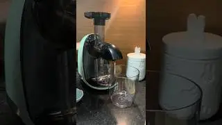 making our first fresh green juice with the new slow juicer 🍏✨