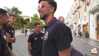 I calciatori del Cb per strada fermano i tifosi: 