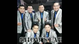 SHOW STAR  DEL ECUADOR  SENTADO EN UN BAR
