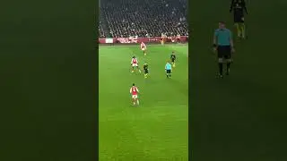 Build up play ending with Saka&rsquo;s cross into the box being caught by Lammens