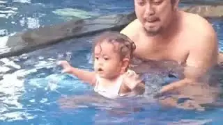 Sulit dilupakan, keseruan bersama keluarga berenang disuguhkan hamparan sawah ubud Silas Villa