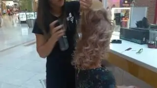 Quickly curles with Clipless Curler from Aria Beauty