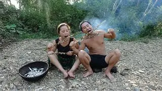 Daily Life Skills : Primitive Couple Find Many Fish In The River & Cook Fish Eating Delicious