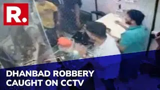 Robbery At Jharkhand's Dhanbad Jewellery Shop Caught On CCTV; People Threatened With Gun