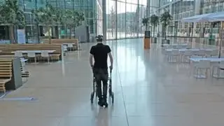 Una interfaz cerebro-ordenador con inteligencia artificial permite andar a un parapléjico