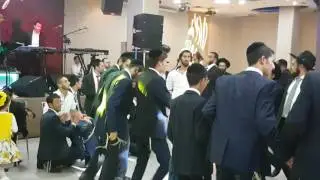 הזמרים אבנר וחיים חג'בי בחתונה