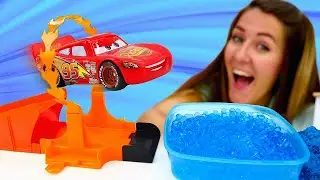 Nueva pista de carreras para Rayo McQueen. Coches en la Guarder&iacute;a Infantil. V&iacute;deos de juguetes.