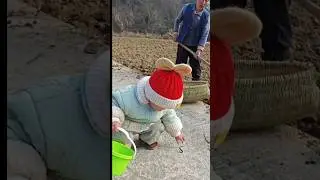 Baby caught the worm to eat#short#youtube#video