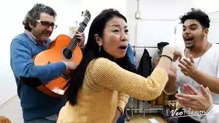 Japonesa cantando 