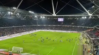 Hannover 96 – FC Schalke 04 (15.10.2021) | Jubel nach dem 1:0 und feiern mit den Fans nach Spielende