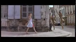 Les Demoiselles de Rochefort. Deneuve marche.