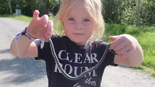 Chloe håller i en orm - VLOGG