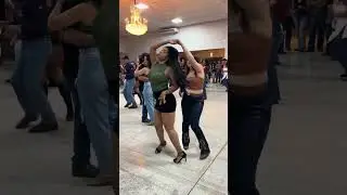 As braba! @laura.silva.oficial e @monalysa.castro #dan&ccedil;a #forr&oacute; #piseiro