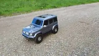 Tamiya CC-02 Mercedes Benz G500 silbergrau, im Park