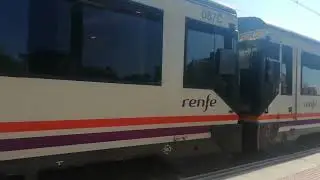 renfe media distancia procedente de Tortosa destino Barcelona EF, en la estación de  Vila Seca.