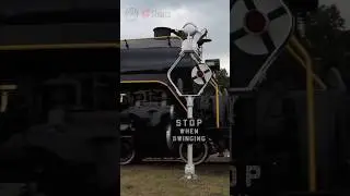 R&N 2102 Passing Vintage Wig Wags #readingandnorthern2102 #readingrailroad #wigwag #signal #vintage