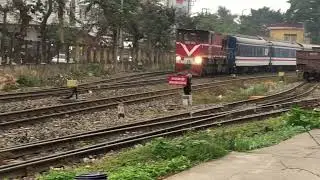 D12e655 k&eacute;o t&agrave;u kh&aacute;ch sp8 v&agrave;o ga v&agrave; rời ga v&agrave;o buổi chiều h&ocirc;m qua