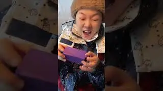 My younger brother doesn't know the secret to opening the box correctly
