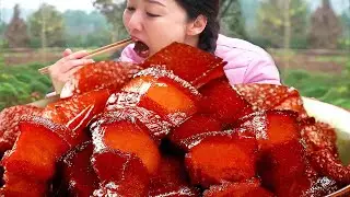Легкий дождь делает большой горшок тушеной свинины, и это очень вкусно