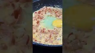 E10: Receta de desayuno espectacular: Huevos fritos en salsas cremosa