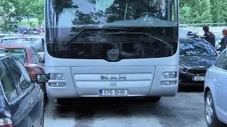 Ugala buss kriipis autosid