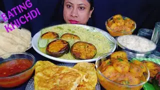 BENGALI EATING KHICHDI ALU DOM, OMELETTE,BEGUN VAJA,CHATNI, INDIAN FOOD..