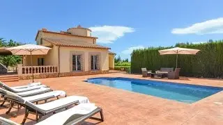 Stunning ample villa for 15 persons with private swimming pool,barbecue, pool table and wifi.