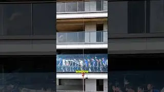 панорамное стеклянное окно от пола до потолка выглядит элегантно.