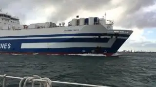 Порт Бриндизи, расходимся с паромом Grimaldi Line