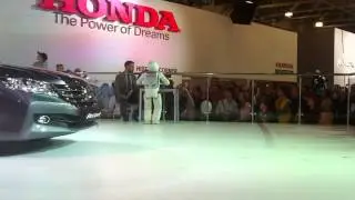 робот ASIMO в  Москве на международном автосалоне