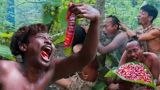 Primitive Survival Skills - Finding Big Worms in Trees to Cook and Eating Delecious in the Forest