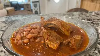 Chilito de carne de puerco con hueso y unas tortillas recién hechas