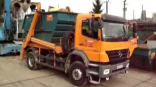 Daimler-LKW- Absetzer f&auml;hrt r&uuml;ckw&auml;rts auf einem Schrottplatz in Hagen. Da wird Kohle gemacht.