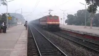 Blazing 13006 Dn Amritsar Mail with honking MGS WAP4