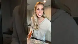 healthy pancake breakfast bowl 🥞ready in 2 minutes and around 34-40 grams of protein! 1/4 cup