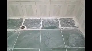 Reparación de juntas de baldosas en piso de ducha de baño con cemento blanco