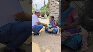 Help Poor People | Poor People Help Video | Helping Poor People | Giving Food To Poor People #shorts