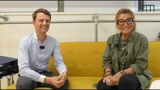 Sheila sur le canapé jaune