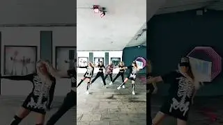 Spooky season 👻 #shuffle #shuffledance #halloween #dance #fyp #spooky #dancemoves