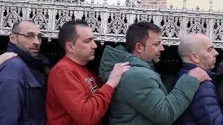 Nada pesa cuando es la Soledad la que se alza.” Camino hacia  la noche del Sábado Santo…