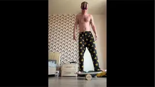 Пришелец серфит на баланс борде