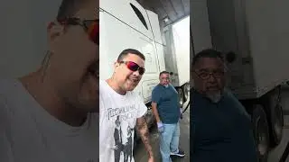 Тупой водитель 🚛🤬 припарковал свой грузовик у заправки и пошел в душ 🤯